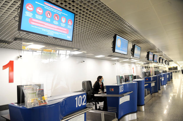 На београдском аеродрому спремни за летове: Са Тесле без загрљаја, у зграду улазе само путници 